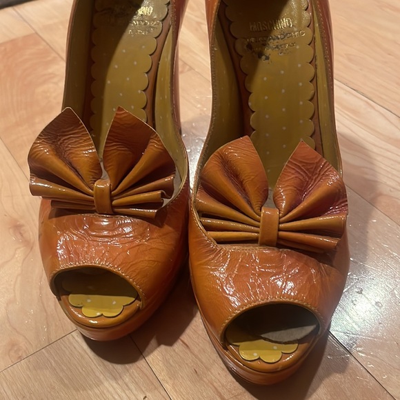 Vintage yellow Moschino high heel shoes, worn once size 8 - Picture 3 of 11